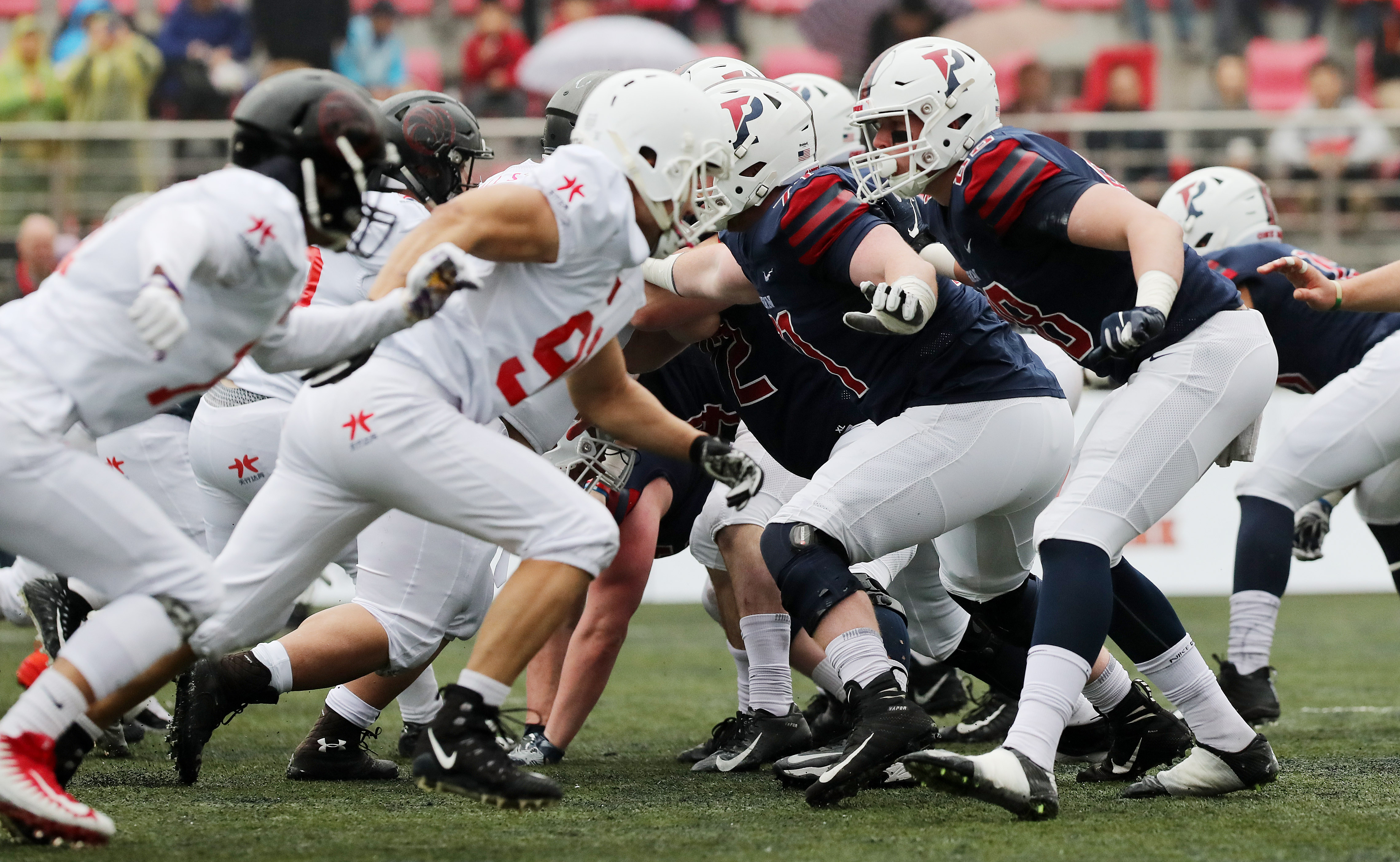 场面火爆！橄榄球观众席沸腾不已