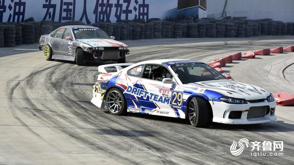 赛车决赛震撼开打，巅峰对决引爆全场